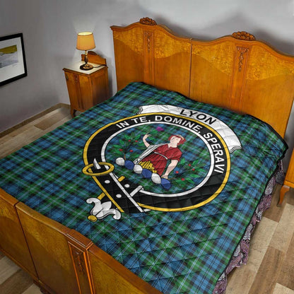 Lyon Clan Tartan Crest Quilt